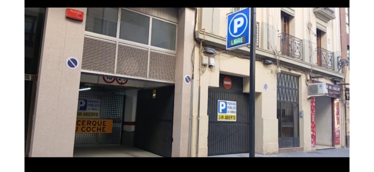 Entrada de aparcamiento público